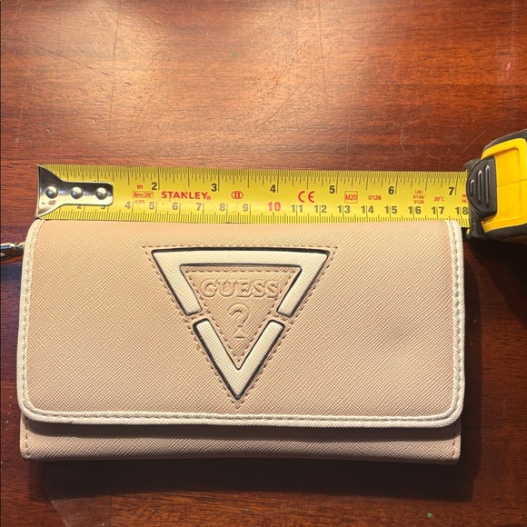 Guess Light Pink/ Tan/ Beige Wallet in Great Condition - Picture 7 of 10